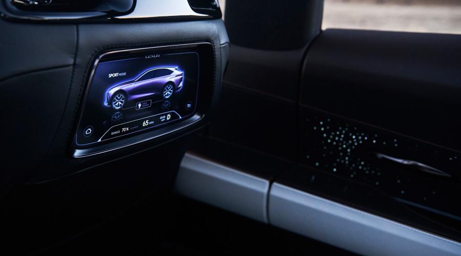 Детали интерьера Lexus LF-1 Limitless 2018 года  (фото 61 из 72)
